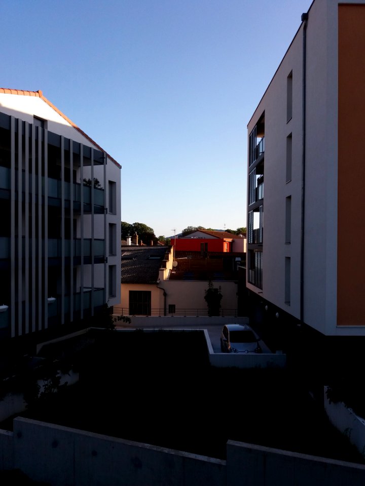 Neuville-sur-Saône - Rue François Vergnais, vue sur l'avenue Auguste Wissel à travers les immeubles