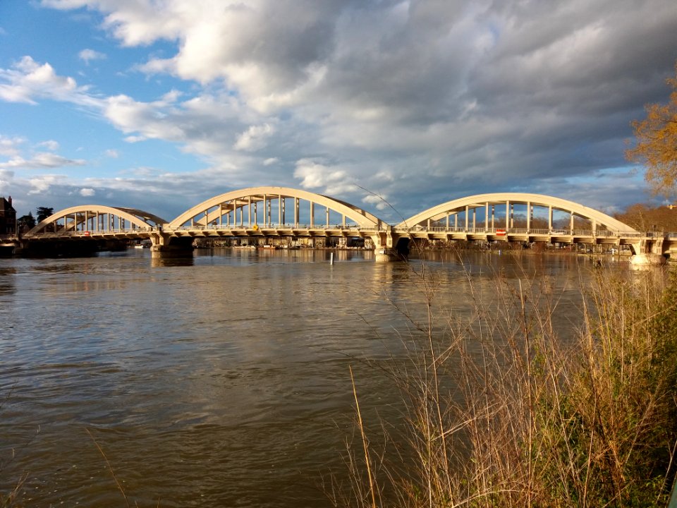 Neuville-sur-Saône - Pont vu depuis le parking du quai Pasteur, vers l'amont