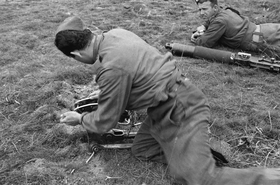 Netherlands Brigade Manoeuvres. 7. A. H.M.G. is brought into position Oefeninge, Bestanddeelnr 934-9295