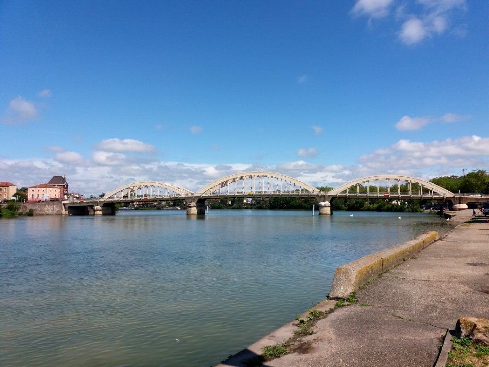 Neuville-sur-Saône - Pont depuis le chemin de Halage vers l'amont