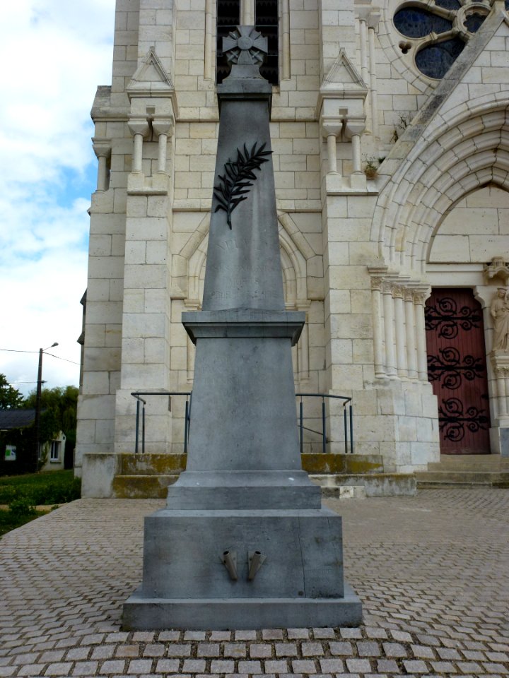 Neuvizy (Ardennes) monument aux morts