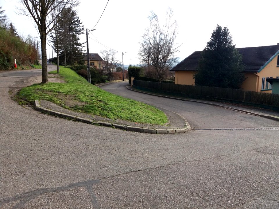 Neuville-sur-Saône - Rue Jean Moulin - Dans le prolongement du chemin de l'Écho