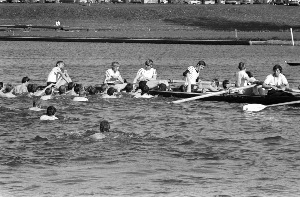 Nereus-supporters in het water bij de winnaar, Bestanddeelnr 924-5126