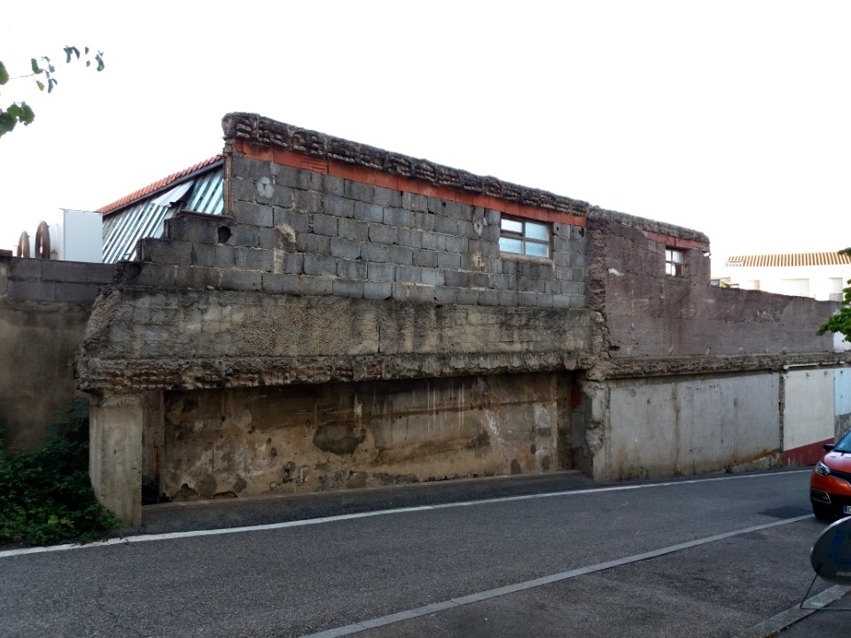 Neuville-sur-Saône - Rue Aristide Briand, bâtiment ancien