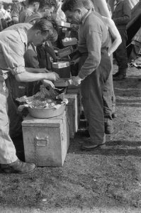Netherlands Brigade Manoeuvres. The rations are dealt out during a three days ex, Bestanddeelnr 934-9391