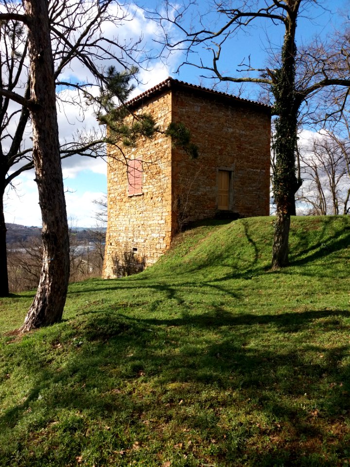 Neuville-sur-Saône - Tour de l'Écho - Côté est