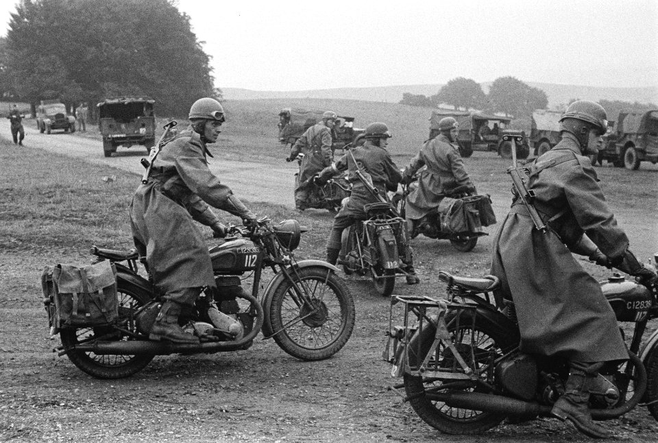 Netherlands Brigade Manoeuvres. A bad example of a concentration of vehicles not, Bestanddeelnr 934-9326