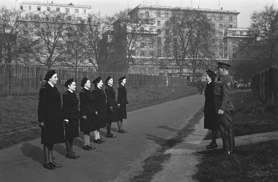 Netherland Women's Auxiliary Corps (Vrijwillig Vrouwen Hulpkorps VHK), Bestanddeelnr 935-3429