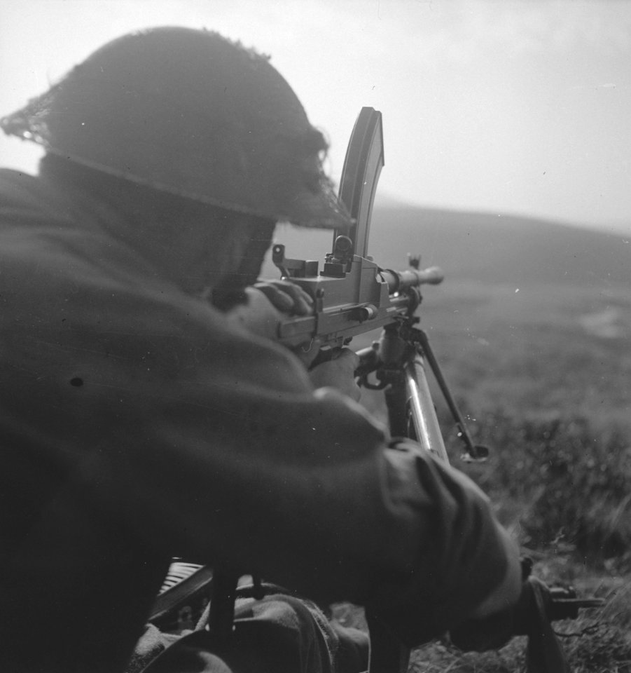 Netherlands Brigade Manoeuvres. 38. A brengun fired Oefeningen Prinses Irene Br, Bestanddeelnr 934-9378