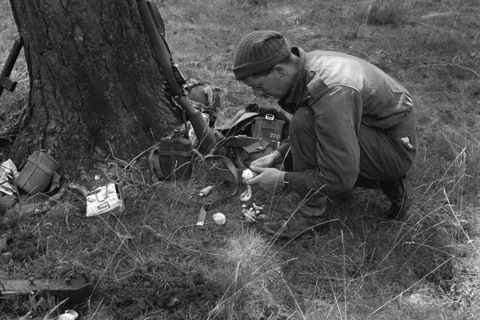 Netherlands Brigade Manoeuvres. 23. Preparation for a meal. Peeling potatoes Oe, Bestanddeelnr 934-9311