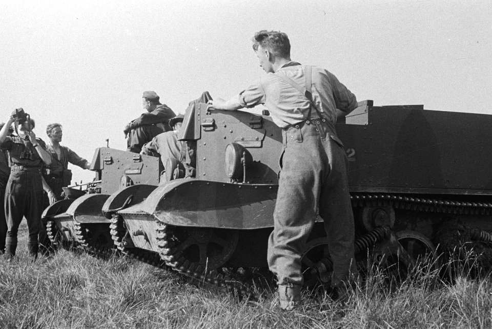 Netherlands Brigade Manoeuvres. 72. Brengun carriers ready to move forward. Oef, Bestanddeelnr 934-9396