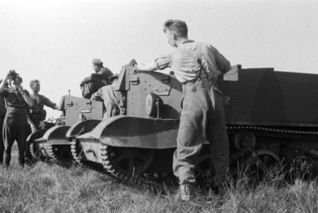 Netherlands Brigade Manoeuvres. 72. Brengun carriers ready to move forward. Oef, Bestanddeelnr 934-9396