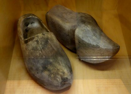 Netherlands smuggler's clogs with backward footprints, 1940-1950 - Bata Shoe Museum - DSC00247