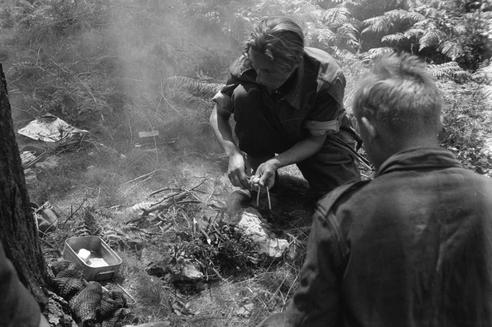 Netherlands Brigade Manoeuvres. 24. A fire is being made to cook the meal on Oe, Bestanddeelnr 934-9312