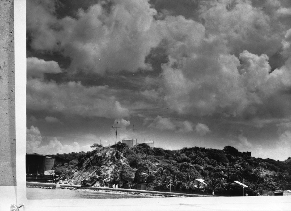 Netherlands West Indies, Curaçao, view of the Caracas Bay with its petroleum tan, Bestanddeelnr 935-1555