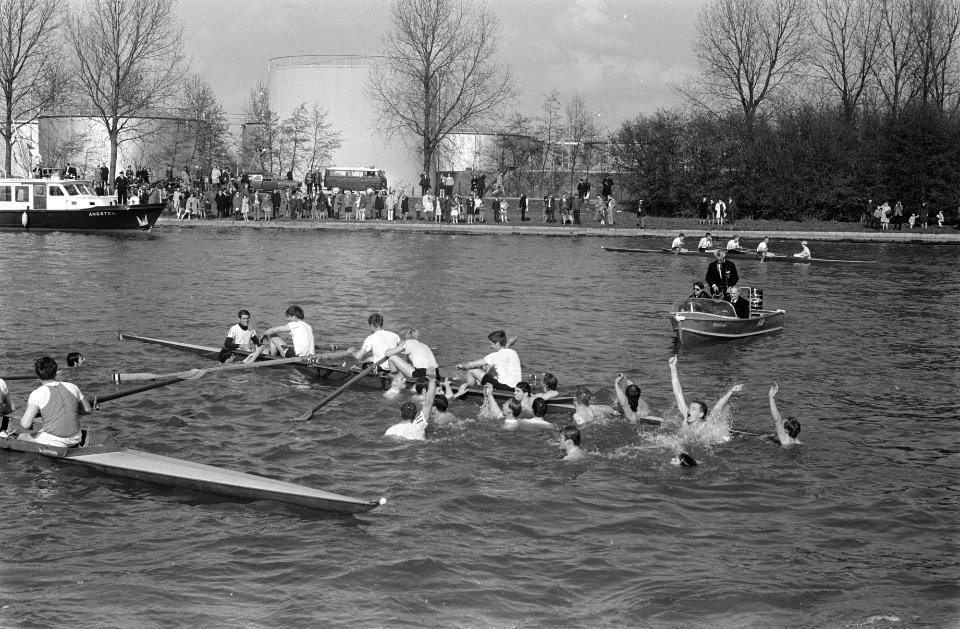 Nereus wint Varsity supporters Nereus bij de boot na de finish, Bestanddeelnr 922-3444