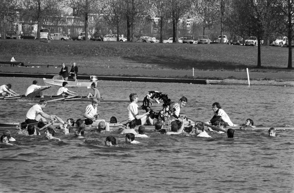 Nereus-supporters in het water bij de winnaar, Bestanddeelnr 924-5125