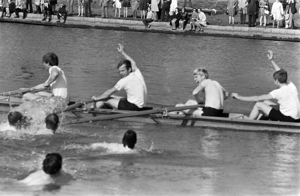 Nereus wint Varsity supporters Nereus bij de boot na de finish, Bestanddeelnr 934-6515