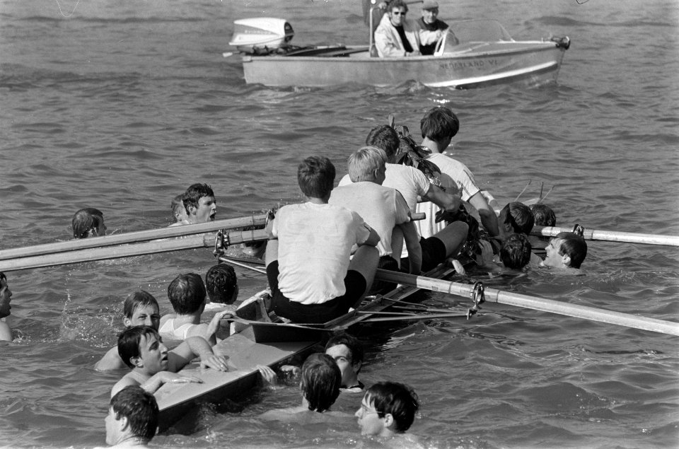 Nereus wint Varsity supporters Nereus bij de boot na de finish, Bestanddeelnr 922-3440