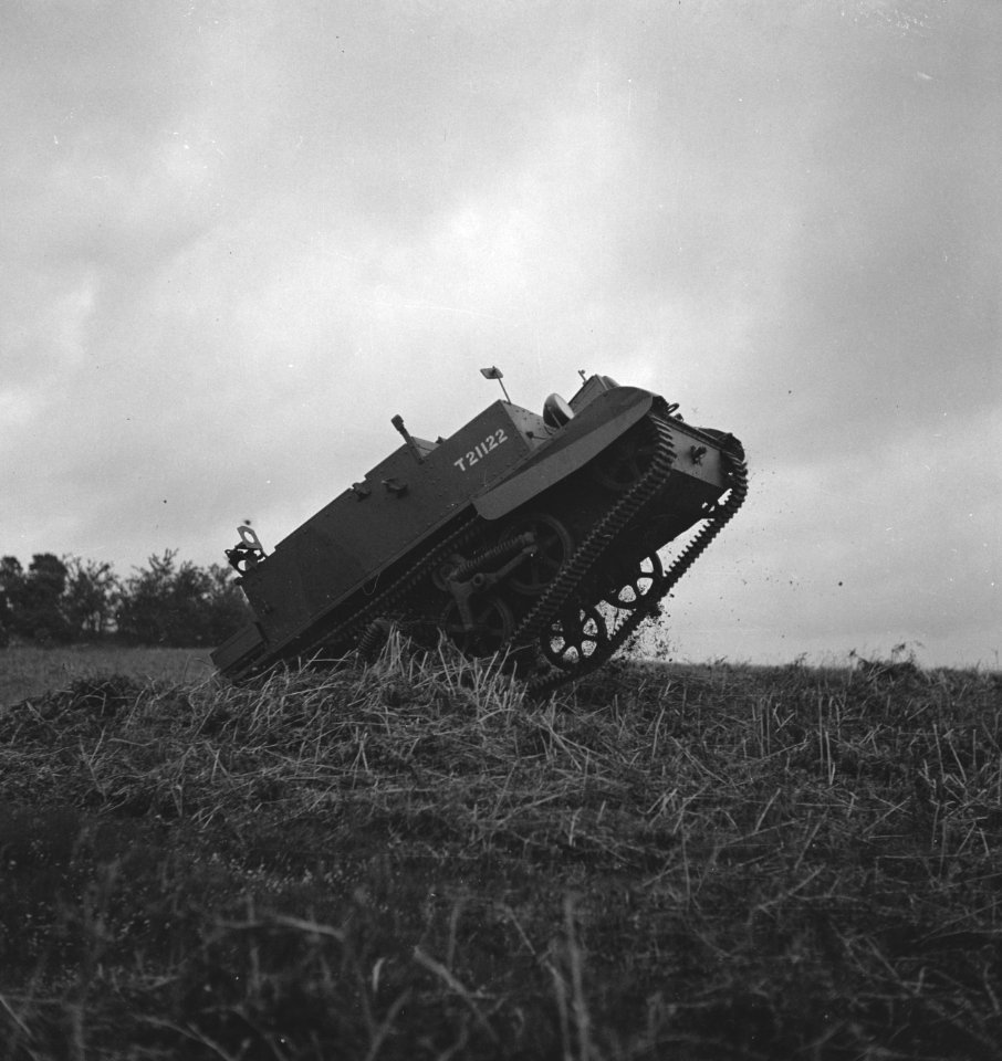 Netherlands Brigade Manoeuvres. 82. Bren carrier in action. Oefeningen Prinses , Bestanddeelnr 934-9394