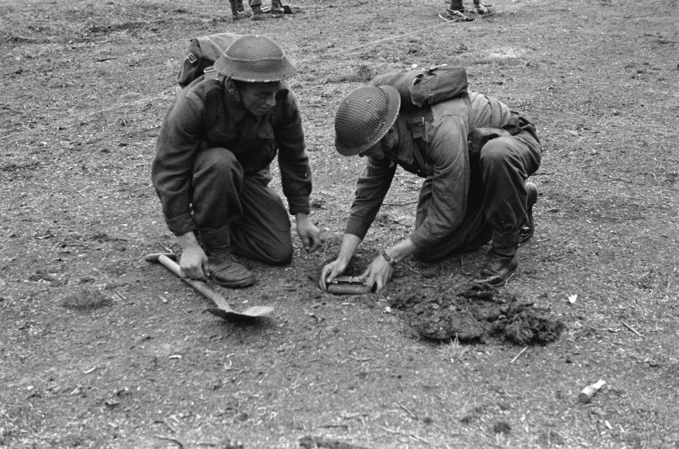 Netherlands Brigade Manoeuvres. 27. A landmine is laid Oefeningen Prinses Irene, Bestanddeelnr 934-9315