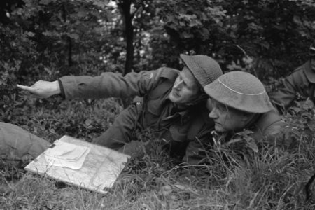 Netherlands Brigade Manoeuvres. Capt. Scherpenberg and major Hubert C.O and 2nd , Bestanddeelnr 934-9343