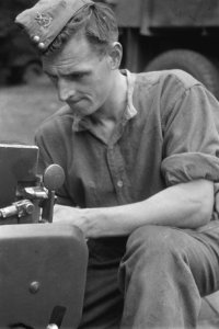 Netherlands Brigade Manoeuvres. Gunner concentrating on his job Oefeningen Prin, Bestanddeelnr 934-9337