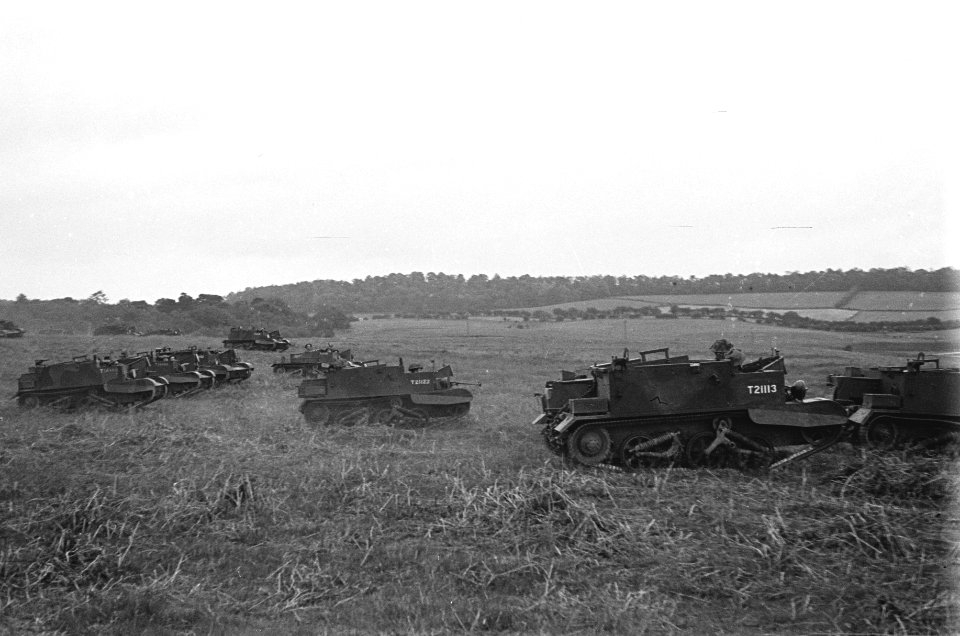 Netherlands Brigade Manoeuvres. Bren carriers moving fast over open ground. A do, Bestanddeelnr 934-9398