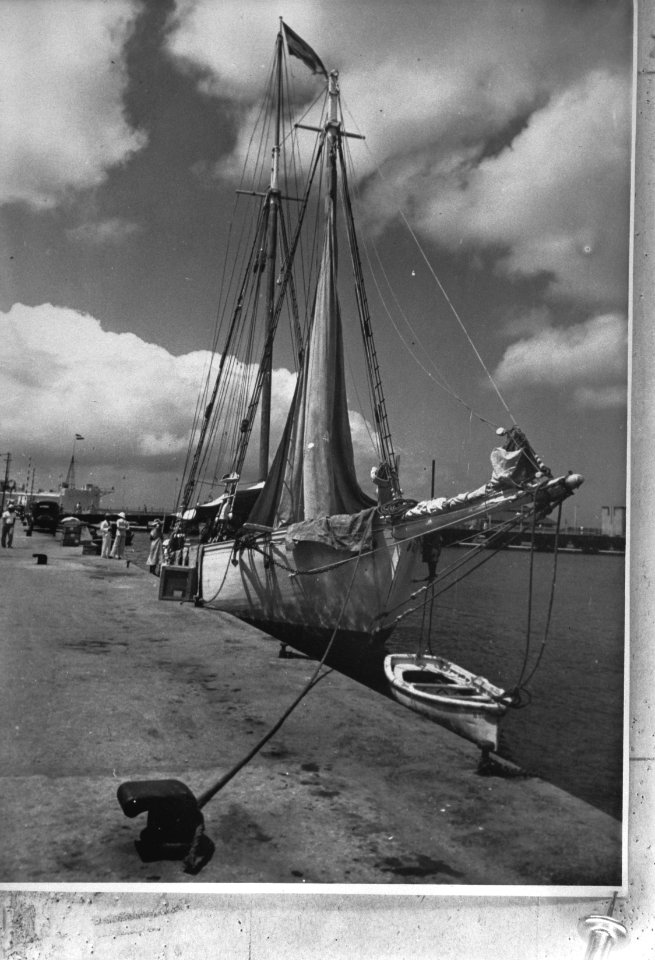 Netherlands West Indies. Curaçao. Caribbean two-masted-schooner moored on the wa, Bestanddeelnr 935-1553