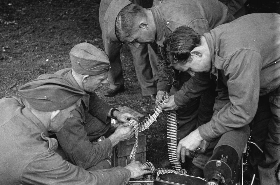 Netherlands Brigade Manoeuvres. Inspecting the ammunition to ensure smooth firin, Bestanddeelnr 934-9330
