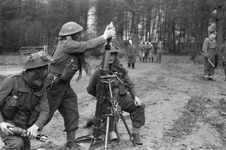 Netherlands Brigade Manoeuvres. Oefeningen Prinses Irene Brigade vuren met m…, Bestanddeelnr 934-9384