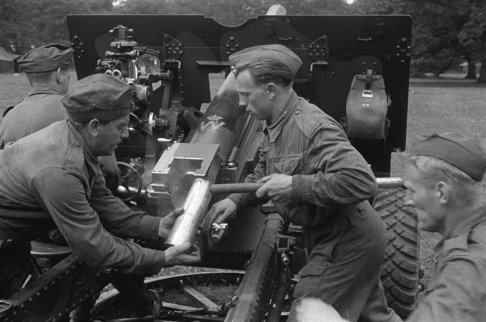 Netherlands Brigade Manoeuvres. Loading a gun Oefeningen Prinses Irene Brigade., Bestanddeelnr 934-9340