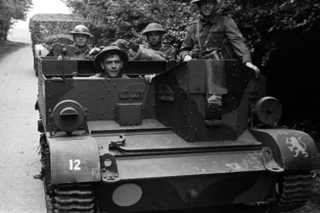 Netherlands Brigade Manoeuvres. Motorised troops en route. A brengun carrier pro, Bestanddeelnr 934-9324