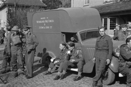 Netherlands Brigade Manoeuvres. The new mobile canteen is tried out during a rou, Bestanddeelnr 934-9392