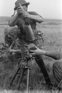 Netherlands Brigade Manoeuvres. Loading a 3 inch morter. Training for the task w, Bestanddeelnr 934-9381