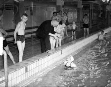 Nellie Theiler (Zwitserland) 100 m, krijgt aanwijzingen van zwemtrainer Jan Sten, Bestanddeelnr 903-9017