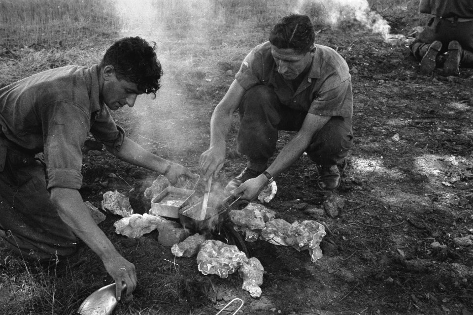 Netherlands Brigade Manoeuvres. 11. Preparing the meal Oefeningen Prinses Irene, Bestanddeelnr 934-9299