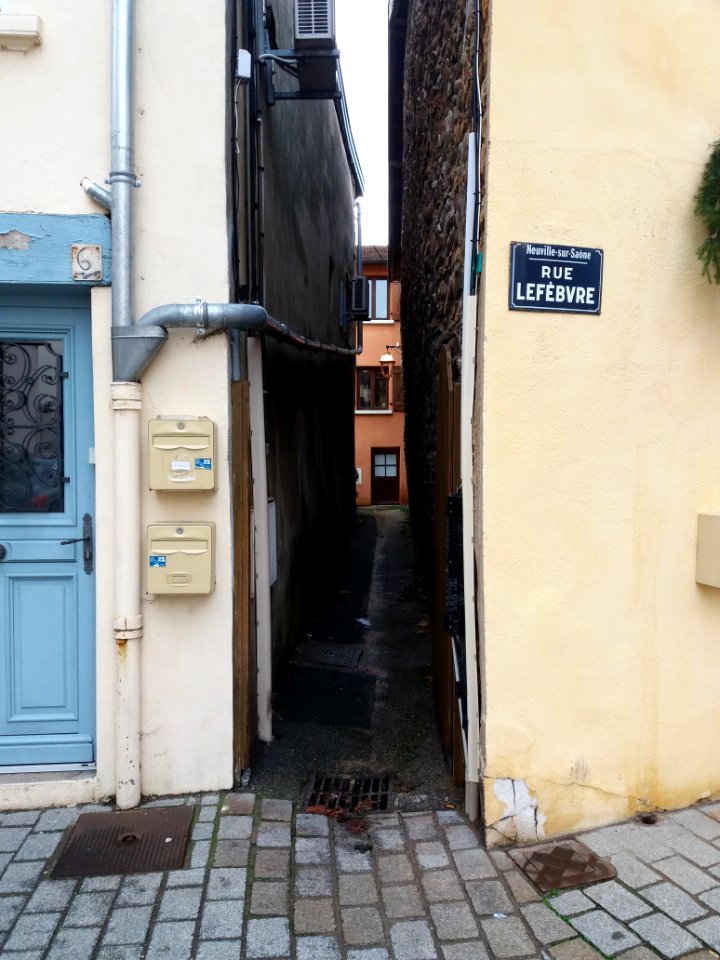 Neuville-sur-Saône - Rue Lefèbvre - Passage en face de la rue Curie