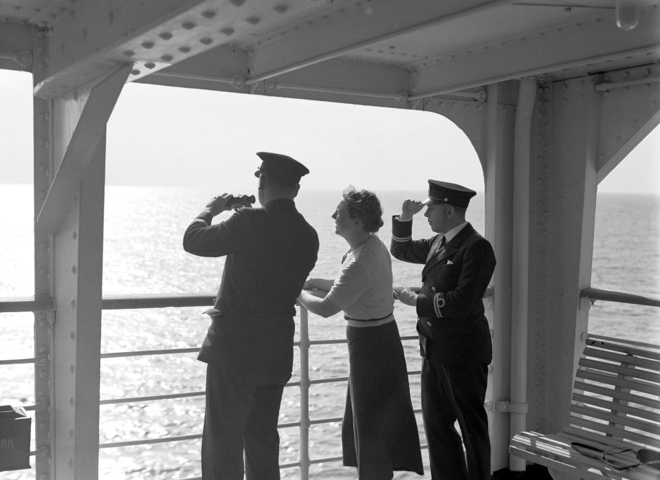 Nell Langlais, de echtgenote van Van de Poll, met kijker naast twee officieren, Bestanddeelnr 191-0245