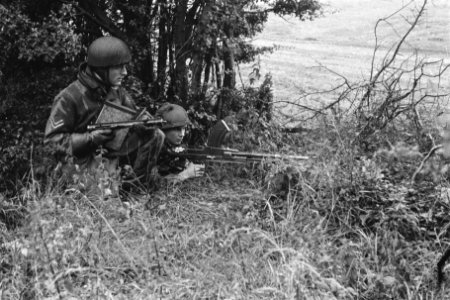 Netherlands Brigade Manoeuvres. Batman and orderly take up position Oefeningen , Bestanddeelnr 934-9335