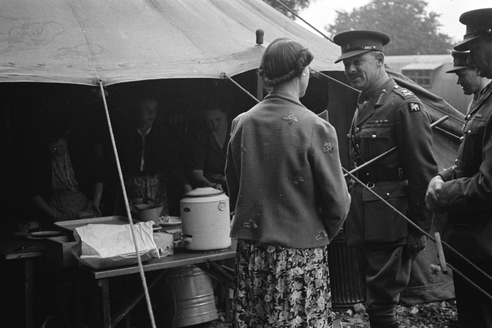 Netherlands Brigade Manoeuvres. 1. The inspecting general chatting to the girls , Bestanddeelnr 934-9290