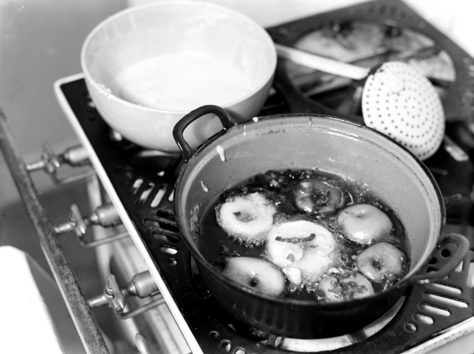 Nell Langlais bakt appelbeignets in een pan met olie, Bestanddeelnr 189-1086