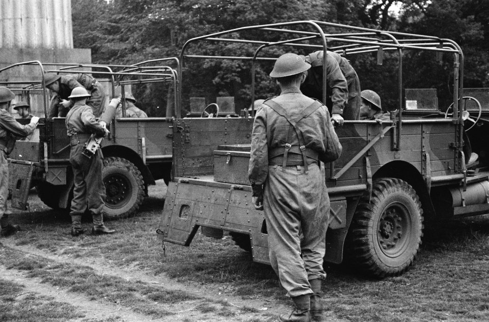 Netherlands Brigade Manoeuvres.3. The loading up of the trucks before the exerci, Bestanddeelnr 934-9292