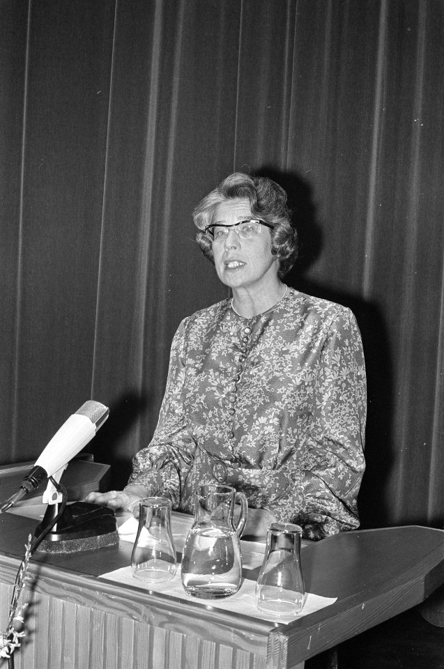 Nel Tegelaar (per 1 juli 1992 secretaris) spreekt de vergadering toe, Bestanddeelnr 925-5446