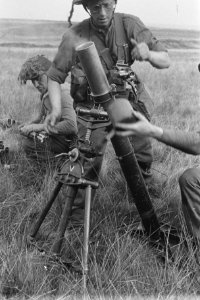 Netherlands Brigade Manoeuvres. Firing a 3 mortar Oefeningen Prinses Irene Bri, Bestanddeelnr 934-9385