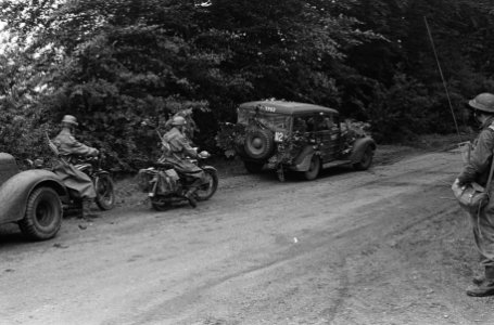 Netherlands Brigade Manoeuvres. C.O. 's car stops at edge of wood Oefeningen Pr, Bestanddeelnr 934-9325