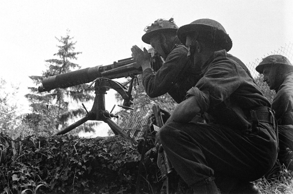 Netherlands Brigade Manoeuvres. The attackers cross te smoke screen covering the, Bestanddeelnr 934-9323