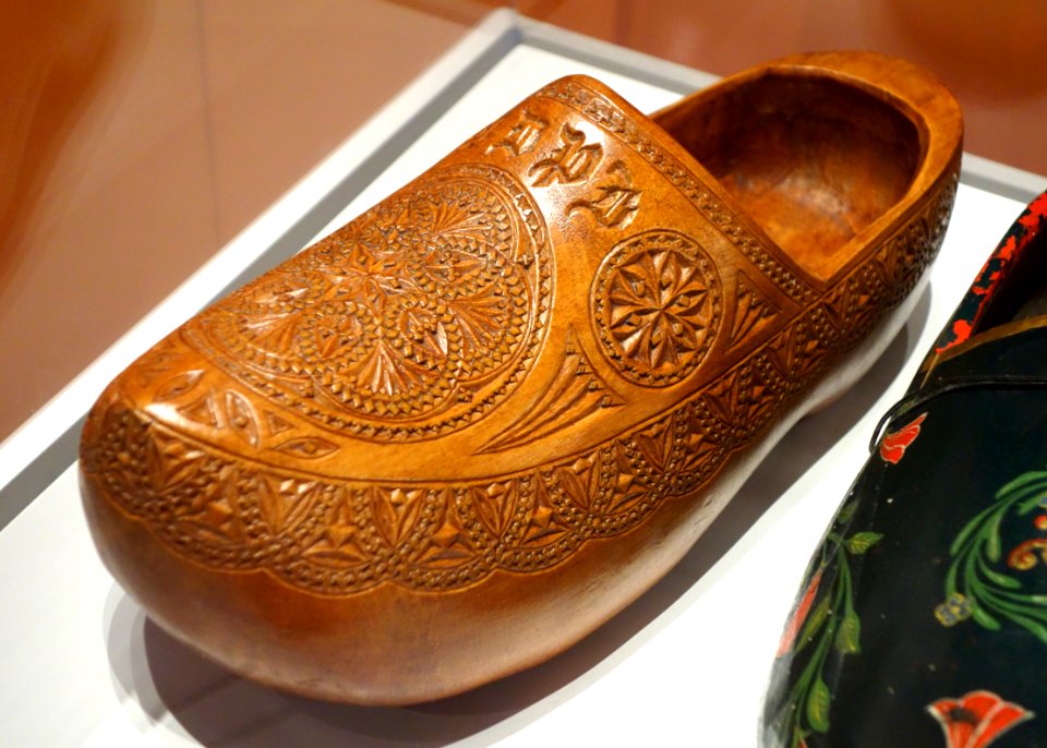 Netherlands, Marken island wedding clog, late 19th century - Bata Shoe Museum - DSC00379
