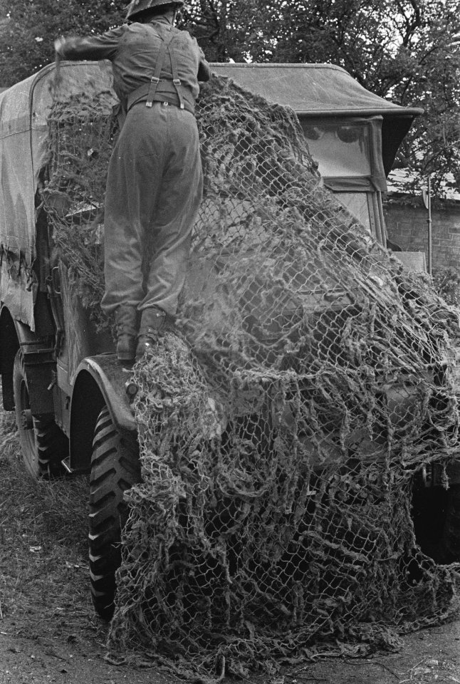 Netherlands Brigade Manoeuvres. Lorries too must be made invisible Oefeningen P, Bestanddeelnr 934-9284