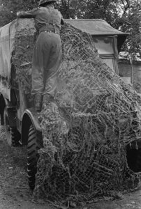 Netherlands Brigade Manoeuvres. Lorries too must be made invisible Oefeningen P, Bestanddeelnr 934-9284